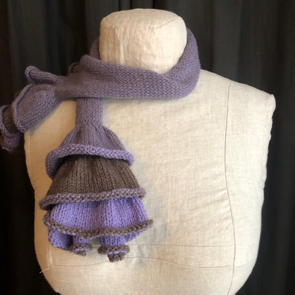 Cute Hand Knit Ruffled scarf in shades of lavender wool - Picture 3 of 3